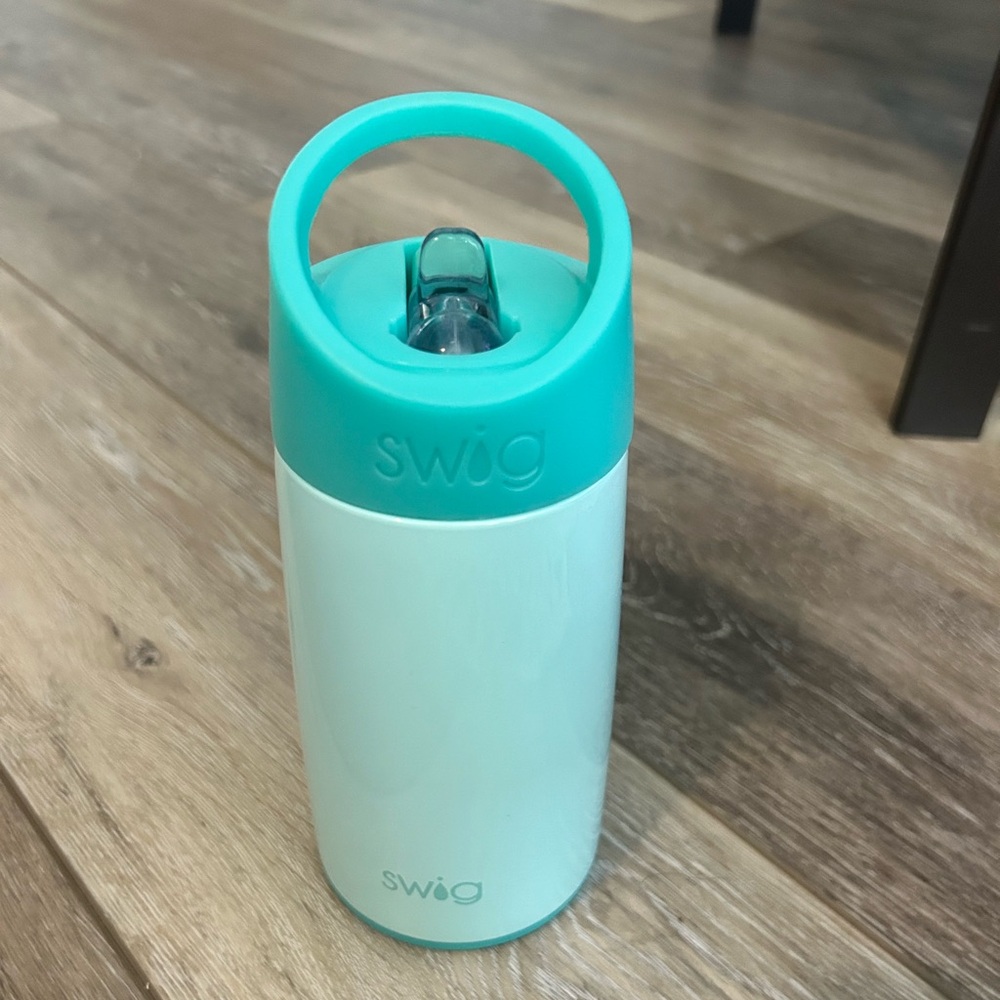 Swig blue water bottle